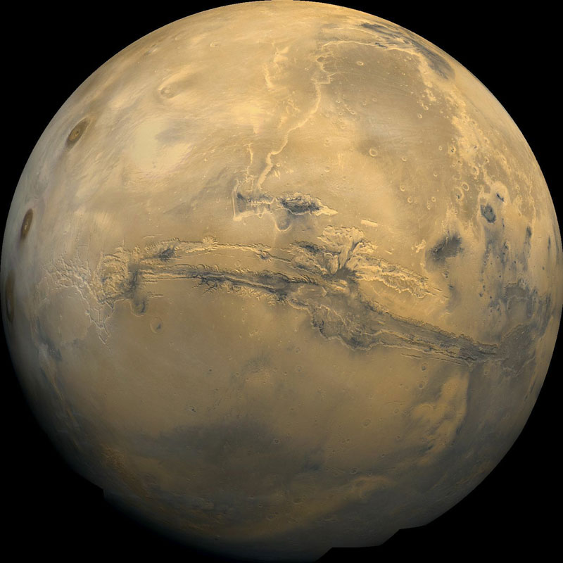 Mars har fått navnet sitt fra den romerske krigsguden. I tillegg kalles Mars også "den røde planeten".